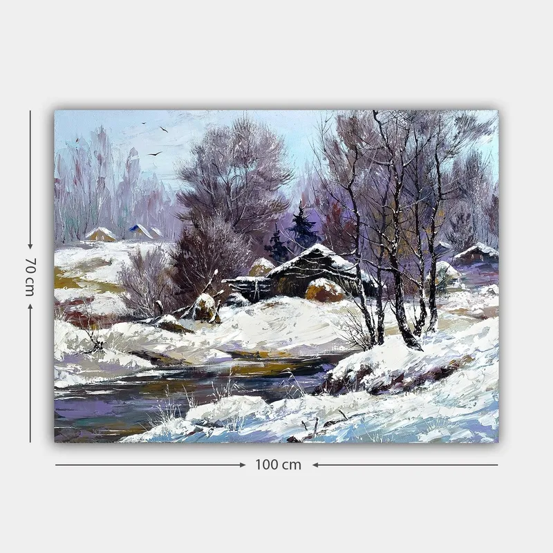 Lærred 70x100 cm - Vinterlandskab med snedækkede træer og en gammel hytte ved en stille bæk - Hvid / Lyseblå / Mørkelilla - Boligtilbehør - Billeder & kunst - Billeder på lærred