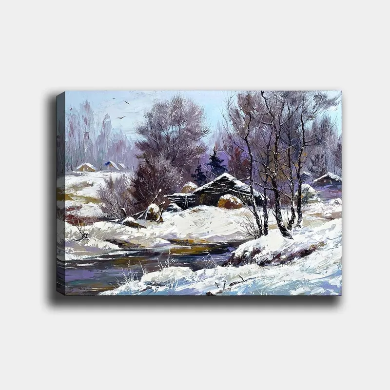 Lærred 70x100 cm - Vinterlandskab med snedækkede træer og en gammel hytte ved en stille bæk, Hvid / Lyseblå / Mørkelilla