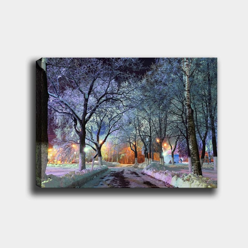 Lærred 70x100 cm - Vinterlandskab med snedækkede træer og en oplyst vej, der skaber en magisk atmosfære - Blå / Hvid / Orange - Boligtilbehør - Billeder & kunst - Billeder på lærred