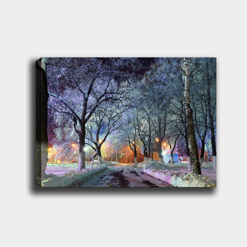 Lærred 70x100 cm - Vinterlandskab med snedækkede træer og en oplyst vej, der skaber en magisk atmosfære - Blå / Hvid / Orange - Boligtilbehør - Billeder & kunst - Billeder på lærred