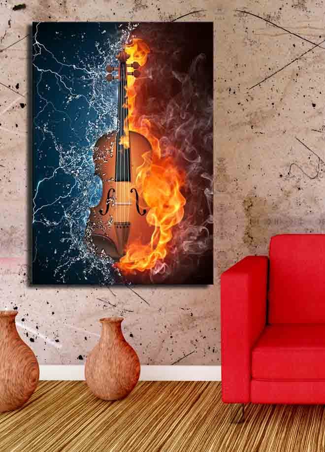 Lærred 70x100 cm - Violin omgivet af ild og vand, der symboliserer kontrasten mellem elementerne - Orange / Blå / Brun - Boligtilbehør - Billeder & kunst - Billeder på lærred