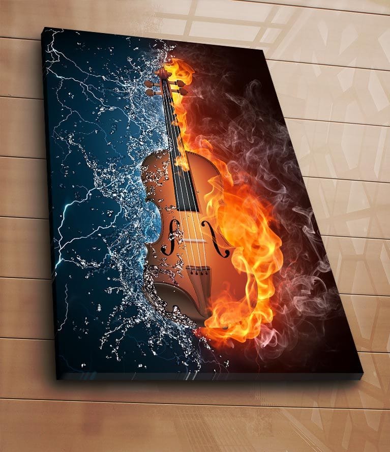 Lærred 70x100 cm - Violin omgivet af ild og vand, der symboliserer kontrasten mellem elementerne - Orange / Blå / Brun - Boligtilbehør - Billeder & kunst - Billeder på lærred