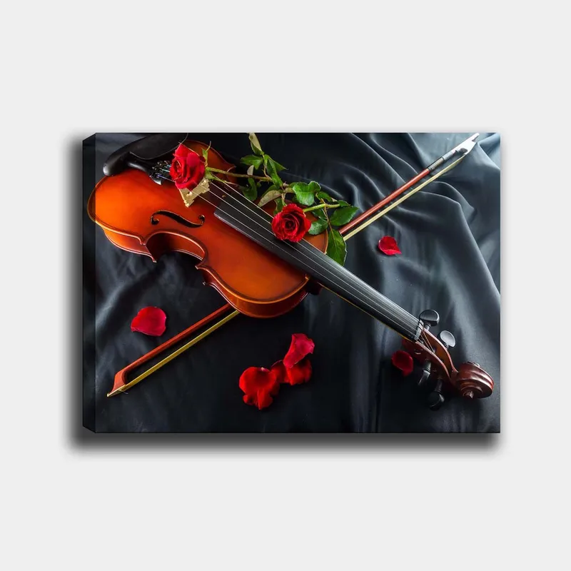Lærred 70x100 cm - Violin omgivet af røde roser og rosenblade på en mørk baggrund, Brun / Rød / Grøn