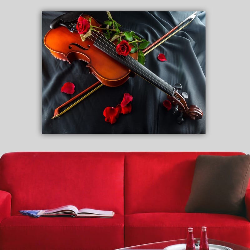 Lærred 70x100 cm - Violin omgivet af røde roser og rosenblade på en mørk baggrund - Brun / Rød / Grøn - Boligtilbehør - Billeder & kunst - Billeder på lærred