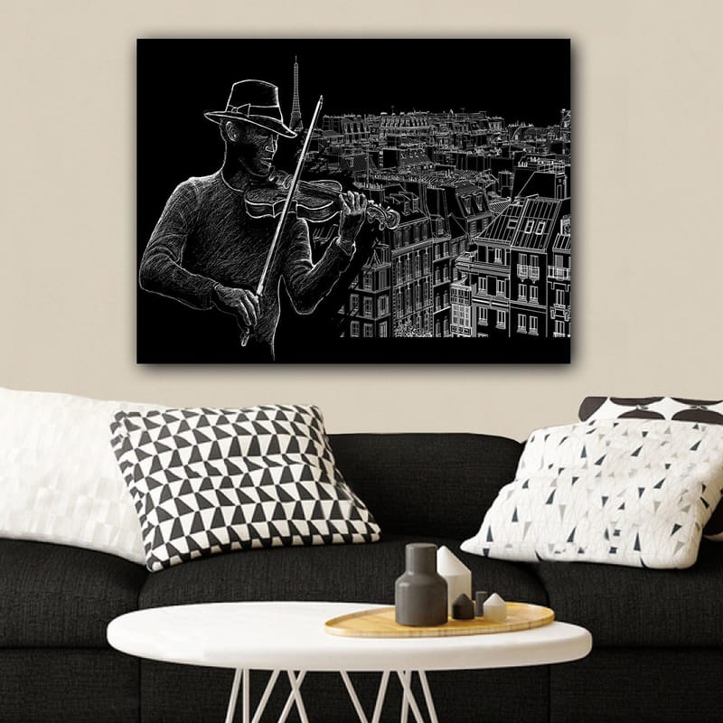 Lærred 70x100 cm - Violinist spiller musik mod en byskyline med Eiffeltårnet i baggrunden - Sort / Hvid - Boligtilbehør - Billeder & kunst - Billeder på lærred