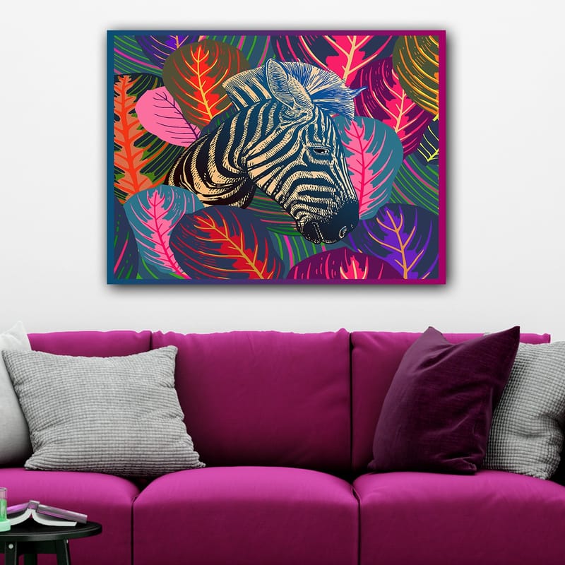 Lærred 70x100 cm - Zebra dukker op blandt farverigt løv - Sort / Pink / Grøn - Boligtilbehør - Billeder & kunst - Billeder på lærred