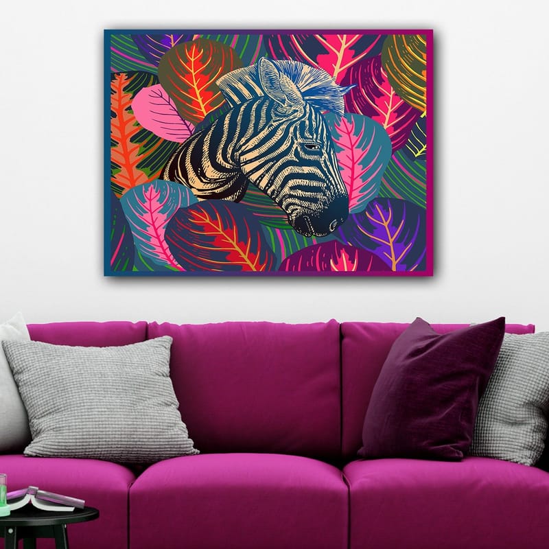 Lærred 70x100 cm - Zebra dukker op blandt farverigt løv - Sort / Pink / Grøn - Boligtilbehør - Billeder & kunst - Billeder på lærred
