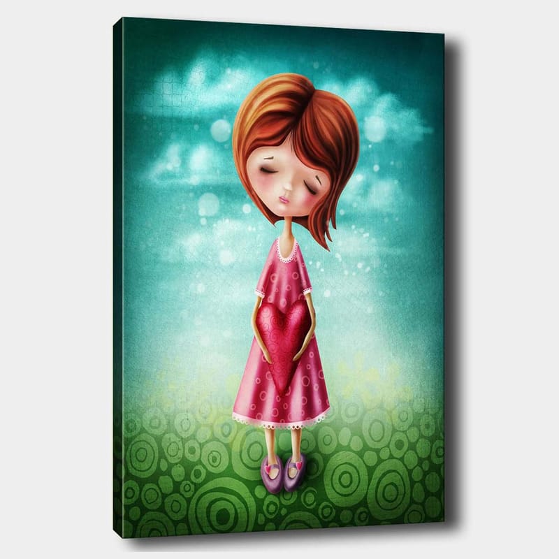 Lærred 70x100 cm - Pige holder et stort rødt hjerte foran sig, iført en lyserød kjole - Lyserød / Rød / Grøn - Boligtilbehør - Billeder & kunst - Billeder på lærred