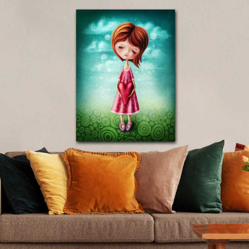 Lærred 70x100 cm - Pige holder et stort rødt hjerte foran sig, iført en lyserød kjole - Lyserød / Rød / Grøn - Boligtilbehør - Billeder & kunst - Billeder på lærred