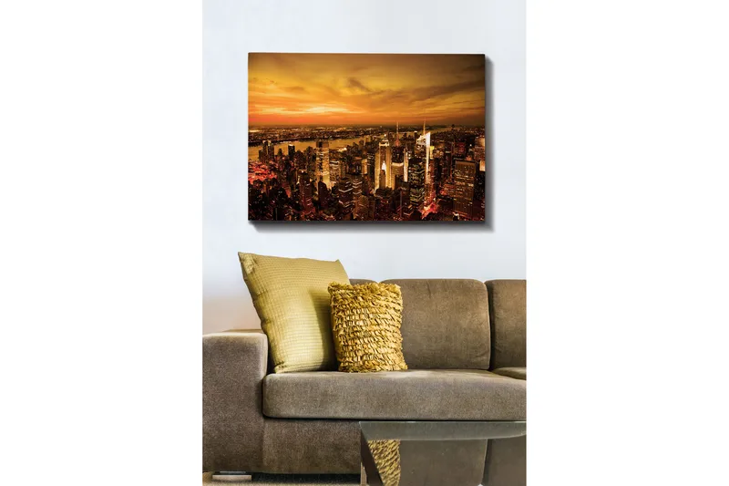 Lærred 70x100 cm - Panoramaudsigt over en by ved solnedgang med høje bygninger og en dramatisk himmel, Orange / Guld / Sort