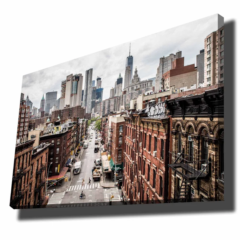 Lærred 70x100 cm - Panoramaudsigt over en by med høje bygninger og travle gader, Mørkerød / Grå / Beige