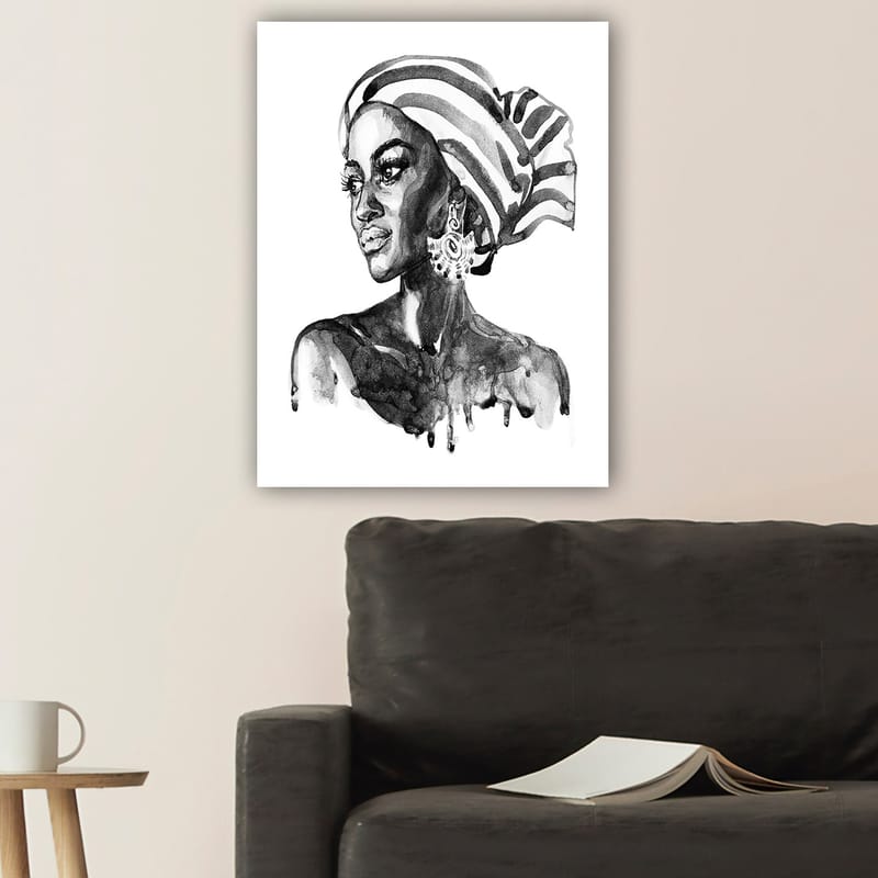 Lærred 70x100 cm - Portræt af en kvinde med mønstret hovedtørklæde og elegante smykker - Sort / Hvid - Boligtilbehør - Billeder & kunst - Billeder på lærred