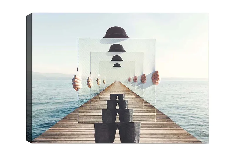 Lærred 70x100 cm - Person, der holder flere gennemsigtige paneler op, skaber en illusion af dybde og perspektiv på en mole ved vandet, Blå / Sort / Hvid