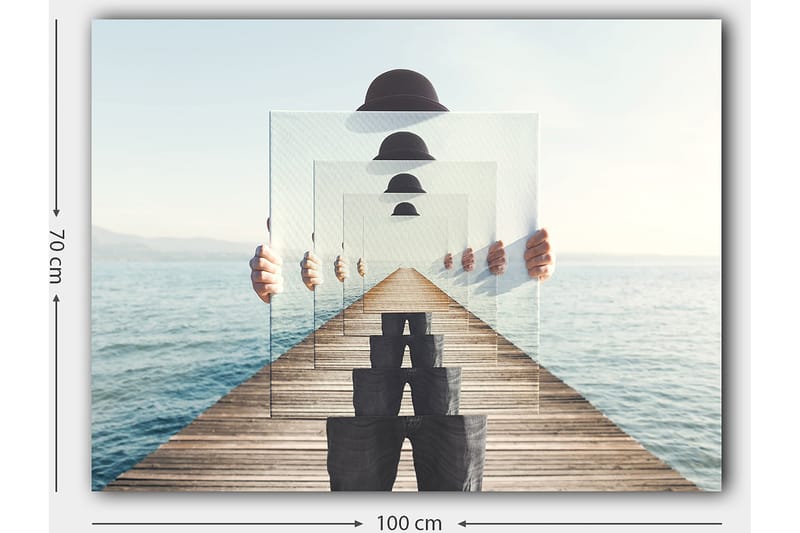 Lærred 70x100 cm - Person, der holder flere gennemsigtige paneler op, skaber en illusion af dybde og perspektiv på en mole ved vandet - Blå / Sort / Hvid - Boligtilbehør - Billeder & kunst - Billeder på lærred