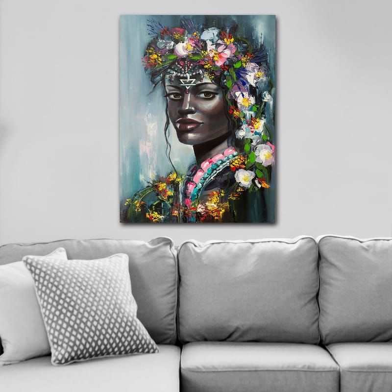 Lærred 70x100 cm - Portræt af en kvinde med blomster i håret og et mystisk udtryk - Sort / Pink / Grøn - Boligtilbehør - Billeder & kunst - Billeder på lærred