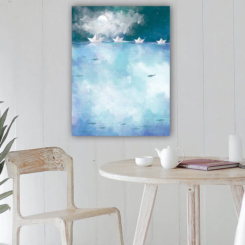 Lærred 70x100 cm - Papirbåde der sejler på en rolig, blå sø under en stjerneklar nat med en måne - Lyseblå / Turkis / Hvid - Boligtilbehør - Billeder & kunst - Billeder på lærred