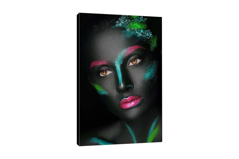 Lærred 70x100 cm - Portræt af en kvinde med farverig ansigtsmaling på en sort baggrund, Sort / Pink / Grøn