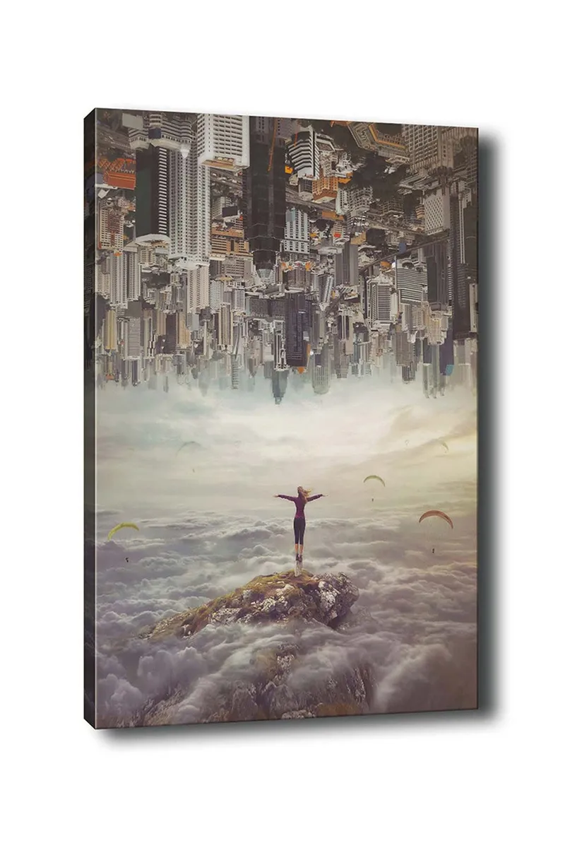 Lærred 70x100 cm - Person stående med udstrakte arme på en klippe over skyerne, med en by i baggrunden, der er vendt på hovedet, Grå / Beige / Mørkeblå