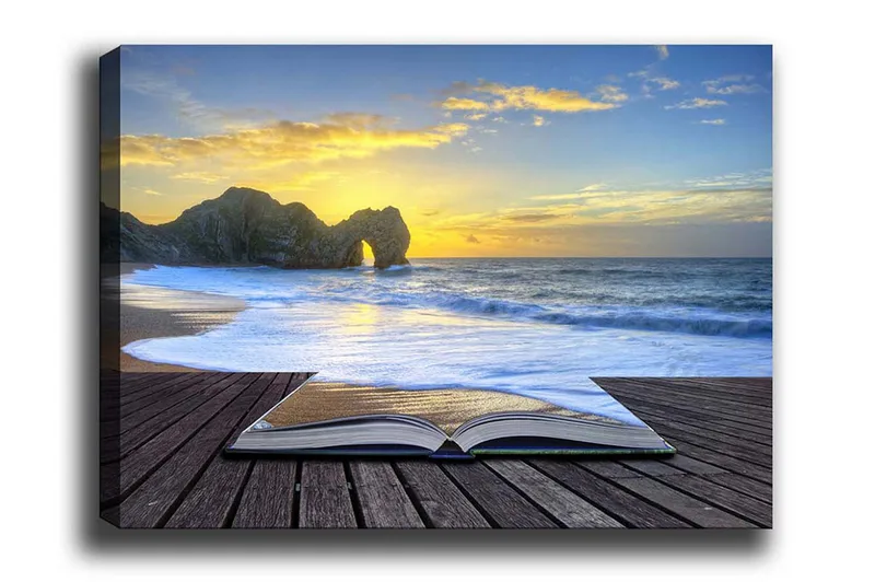 Lærredsbillede - Åben bog med en strand og solnedgang i baggrunden, Blå / Gylden / Beige