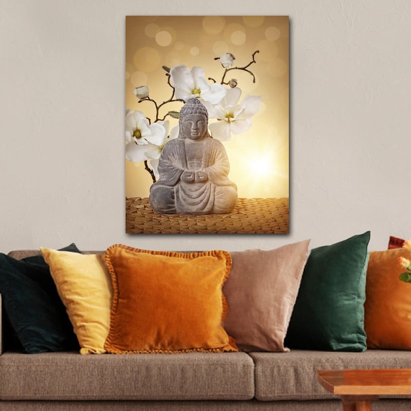 Lærredsbillede 70x100 cm - Buddha-statue omgivet af hvide blomster og en blød, gylden baggrund - Grå / Hvid / Gylden - Boligtilbehør - Billeder & kunst - Billeder på lærred