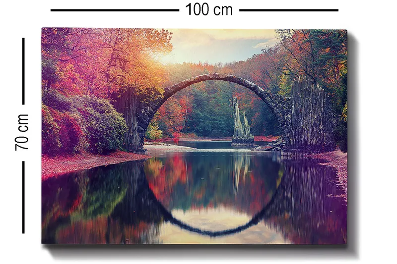 Lærredsbillede 70x100 cm - Smuk bro spejlet i en rolig sø omgivet af farverige efterårstræer - Rød / Grøn / Orange - Boligtilbehør - Billeder & kunst - Billeder på lærred