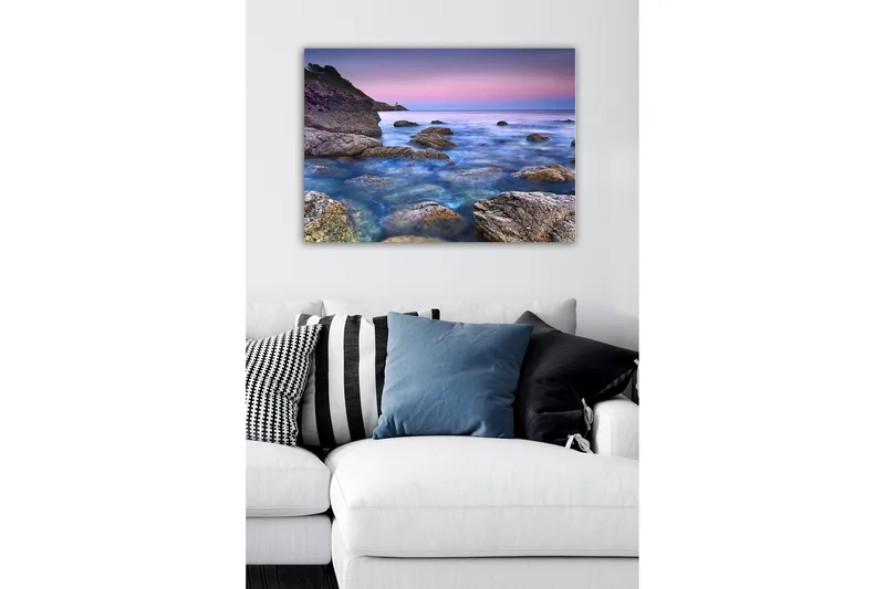 Lærredsbillede - Atmosfærisk kystlandskab med klipper og hav - Blå / Grå / Lilla - Boligtilbehør - Billeder & kunst - Billeder på lærred
