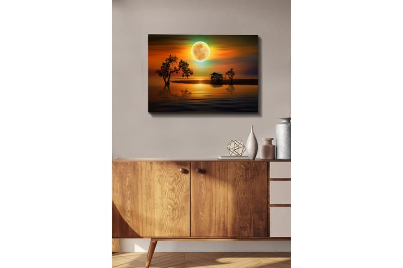 Lærredsbillede - Atmosfærisk landskab med et sommerhus ved vandet under en stor fuldmåne - Orange / Blå / Grøn - Boligtilbehør - Billeder & kunst - Billeder på lærred