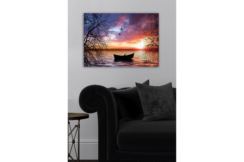 Lærredsbillede - Atmosfærisk solnedgang over en rolig sø med en båd i fokus - Lilla / Orange / Sort - Boligtilbehør - Billeder & kunst - Billeder på lærred