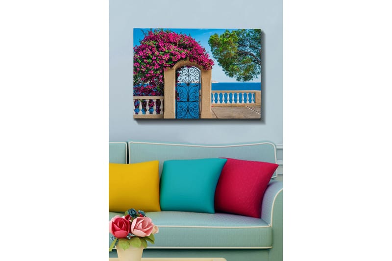 Lærredsbillede - Blomstrende bougainvillea ved en smedejernsport med havudsigt - Lyserød / Blå / Grøn - Boligtilbehør - Billeder & kunst - Billeder på lærred