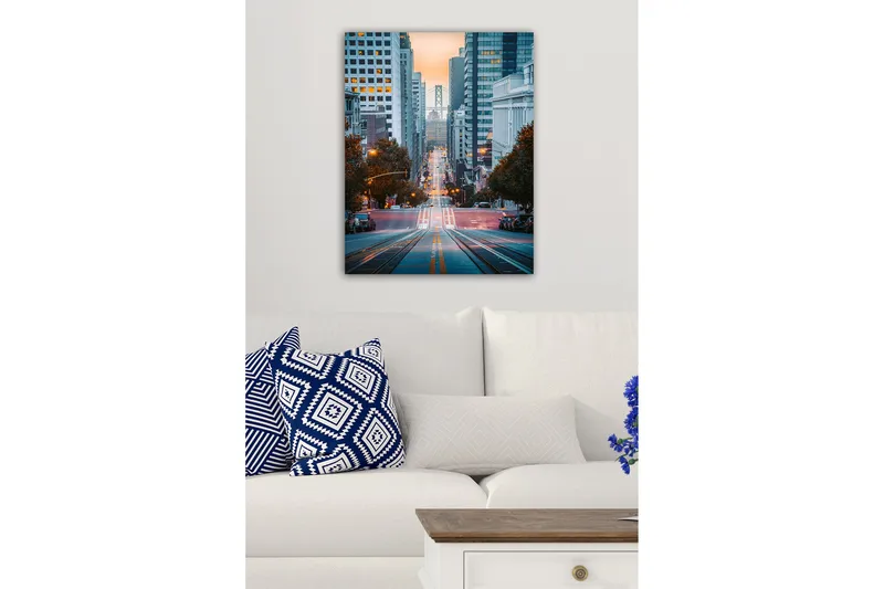 Lærredsbillede - Bygade med udsigt til en bro i baggrunden - Blå / Orange / Grå - Boligtilbehør - Billeder & kunst - Billeder på lærred