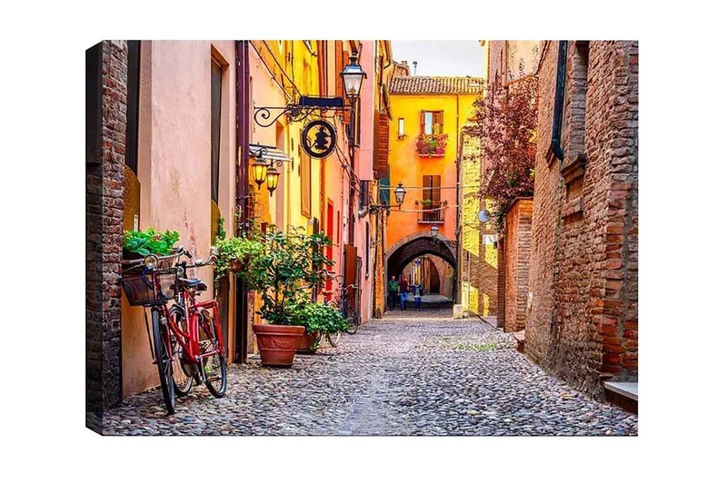 Lærredsbillede - Charmerende gade med cykel og farverige bygninger, Orange / Grøn / Rød
