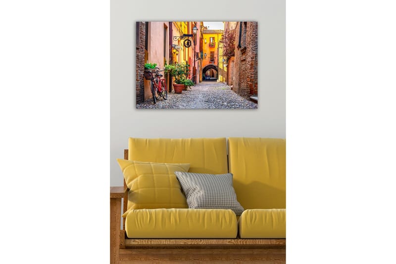 Lærredsbillede - Charmerende gade med cykel og farverige bygninger - Orange / Grøn / Rød - Boligtilbehør - Billeder & kunst - Billeder på lærred