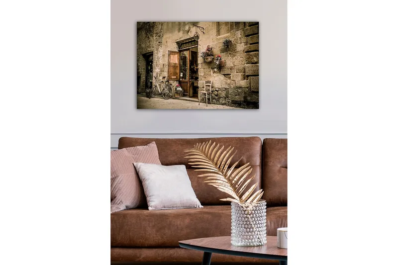 Lærredsbillede - Charmerende gadebillede med en cykel og en åben dør til en butik - Beige / Brun / Grøn - Boligtilbehør - Billeder & kunst - Billeder på lærred
