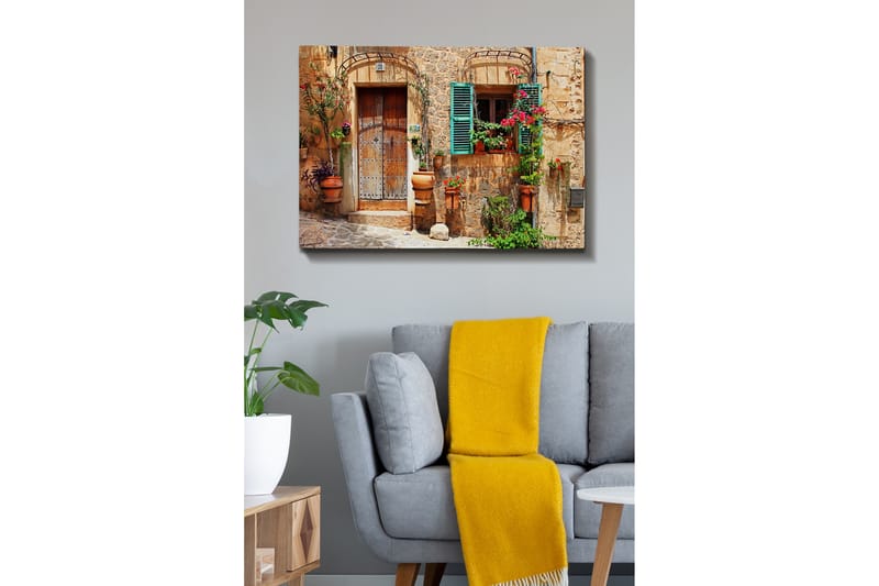 Lærredsbillede - Charmerende husfacade med blomster og grønne skodder - Terrakotta / Grøn / Beige - Boligtilbehør - Billeder & kunst - Billeder på lærred