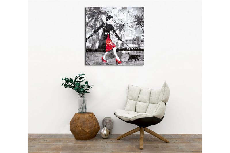 Lærredsbillede - Elegant kvinde i rød kjole med sort kat i bymiljø - Rød / Sort / Grå - Boligtilbehør - Billeder & kunst - Billeder på lærred