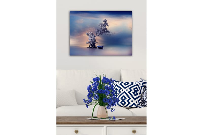 Lærredsbillede - Ensom båd ved en mystisk trækonstellation i en spejlblank vandoverflade - Blå / Grå / Hvid - Boligtilbehør - Billeder & kunst - Billeder på lærred