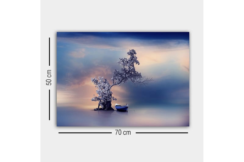 Lærredsbillede - Ensom båd ved en mystisk trækonstellation i en spejlblank vandoverflade - Blå / Grå / Hvid - Boligtilbehør - Billeder & kunst - Billeder på lærred