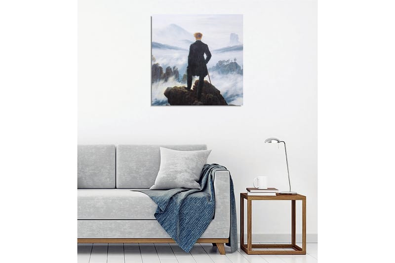 Lærredsbillede - Ensom mand på en klippe med udsigt over et tåget landskab - Mørkegrøn / Grå / Blå - Boligtilbehør - Billeder & kunst - Billeder på lærred