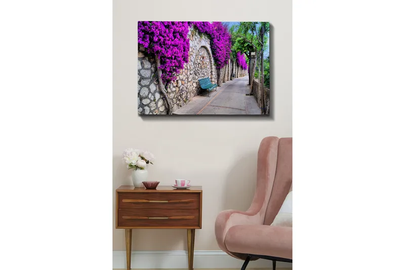 Lærredsbillede - Frodig gangsti omgivet af blomstrende bougainvillea - Lilla / Grå / Grøn - Boligtilbehør - Billeder & kunst - Billeder på lærred
