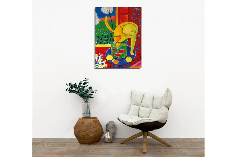 Lærredsbillede - Gul kat leger med en glaskrukke med fisk - Gul / Grøn / Rød - Boligtilbehør - Billeder & kunst - Billeder på lærred