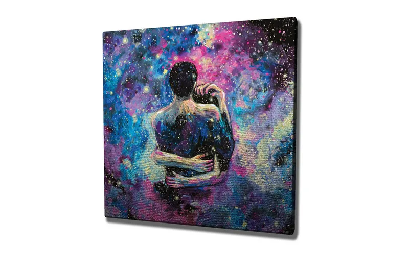 Lærredsbillede - Intimt par omfavner hinanden i en stjerneklar galakse - Blå / Lilla / Sort - Boligtilbehør - Billeder & kunst - Billeder på lærred