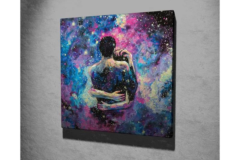 Lærredsbillede - Intimt par omfavner hinanden i en stjerneklar galakse - Blå / Lilla / Sort - Boligtilbehør - Billeder & kunst - Billeder på lærred