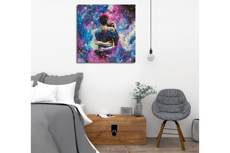 Lærredsbillede - Intimt par omfavner hinanden i en stjerneklar galakse - Blå / Lilla / Sort - Boligtilbehør - Billeder & kunst - Billeder på lærred