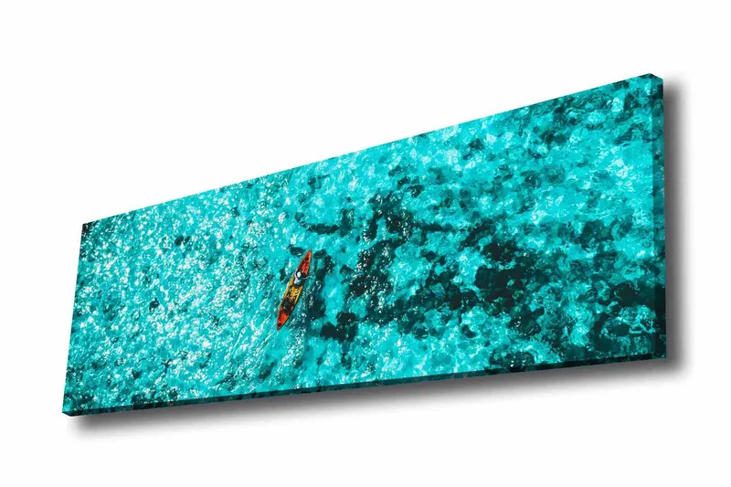 Lærredsbillede - Kajakpadling gennem klart turkisblåt vand, Turkis / Sort / Orange