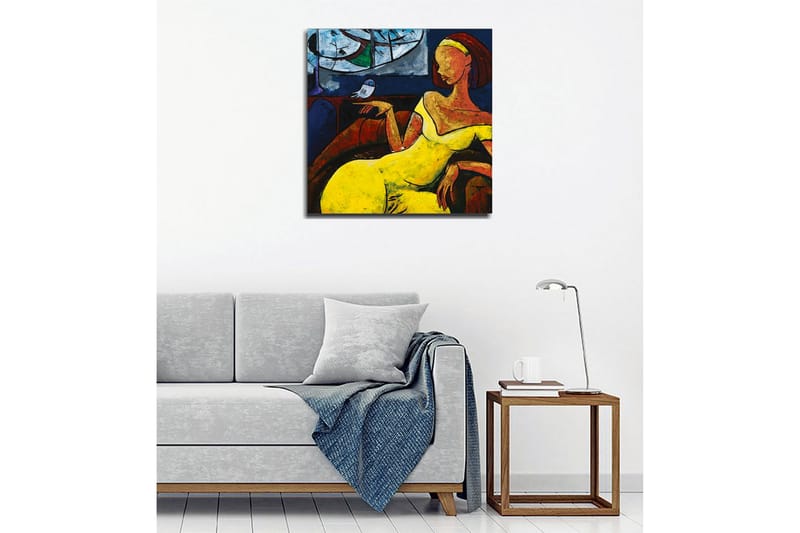 Lærredsbillede - Kvinde i gul kjole siddende med en fugl på hånden - Gul / Blå / Rød - Boligtilbehør - Billeder & kunst - Billeder på lærred