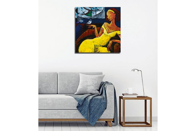Lærredsbillede - Kvinde i gul kjole siddende med en fugl på hånden - Gul / Blå / Rød - Boligtilbehør - Billeder & kunst - Billeder på lærred