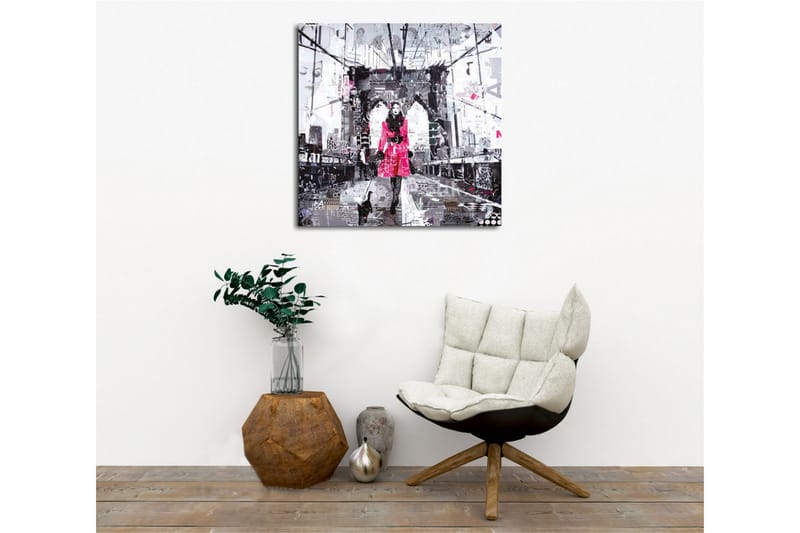 Lærredsbillede - Kvinde i lyserød frakke går med en kat på en bro - Lyserød / Sort / Grå - Boligtilbehør - Billeder & kunst - Billeder på lærred