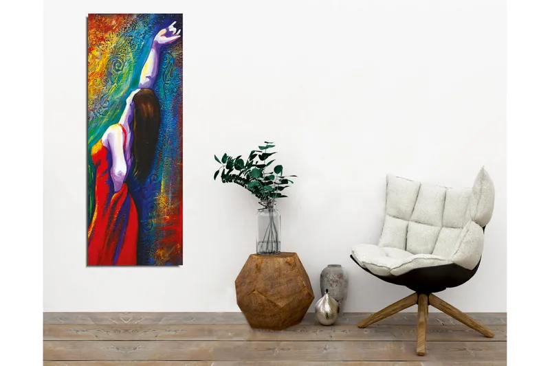Lærredsbillede - Kvinde i rød kjole strækker sin arm mod en farverig baggrund - Rød / Blå / Grøn - Boligtilbehør - Billeder & kunst - Billeder på lærred