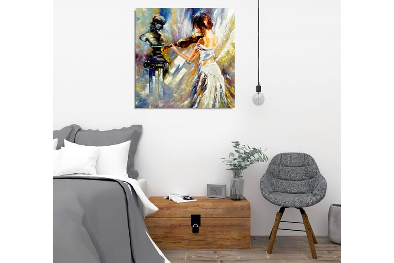 Lærredsbillede - Kvinde spiller violin med en skulptur i baggrunden - Hvid / Blå / Guld - Boligtilbehør - Billeder & kunst - Billeder på lærred
