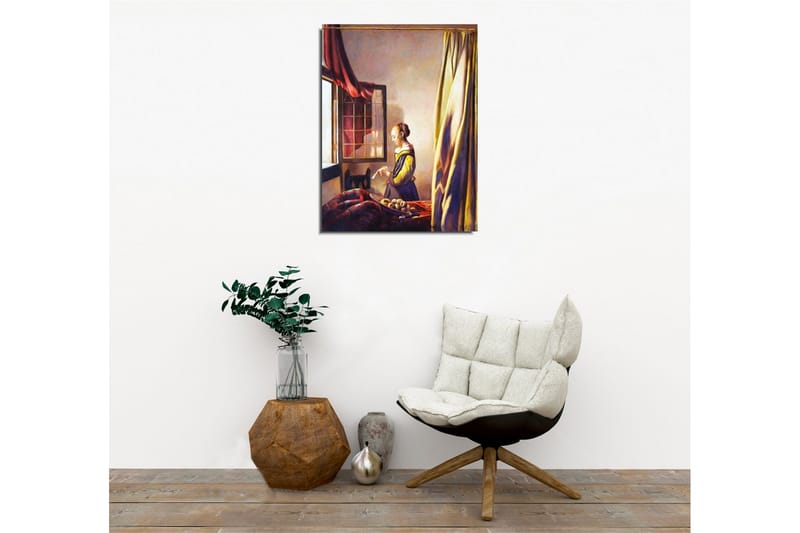 Lærredsbillede - Kvinde ved vinduet i et indbydende rum - Gul / Rødbrun / Beige - Boligtilbehør - Billeder & kunst - Billeder på lærred